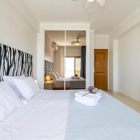 Casa Azul 1 - Senhora Da Rocha, Algarve * Porches (Algarve)